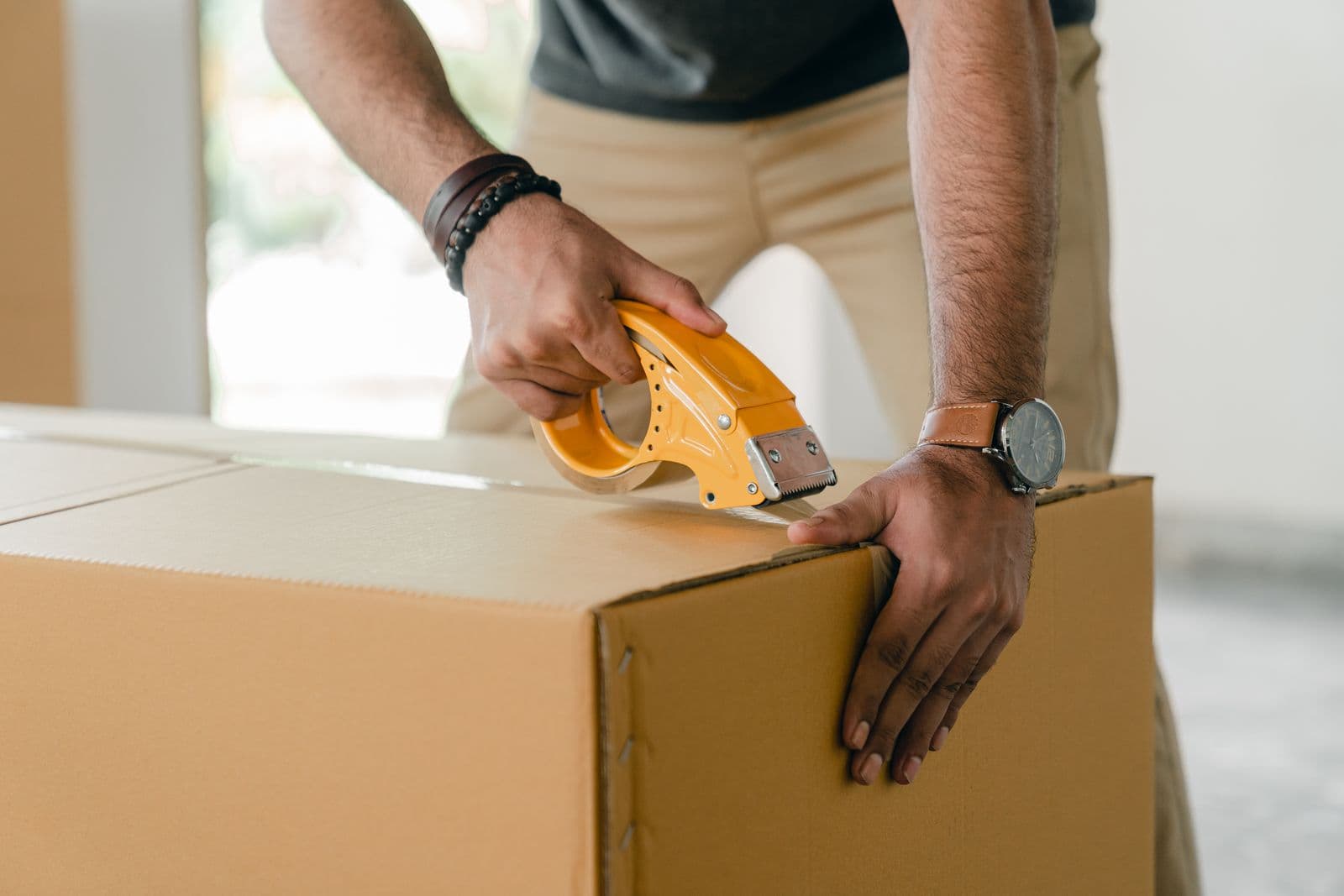 Préparation de cartons avant un déménagement