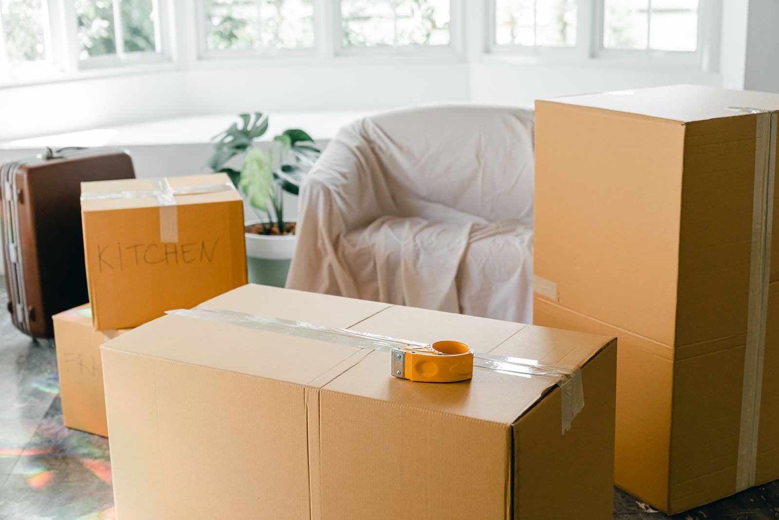 Cartons prêts dans un salon
